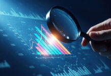 Psychologia inwestowania – wpływ emocji na decyzje finansowe analiza danych finansowych przez lupę -symbol psychologii inwestowania i podejmowania decyzji